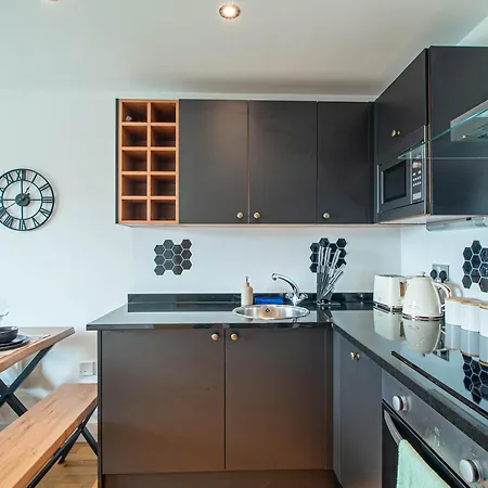 Elegant 2-Bed Apartment At Leeds Dock With Balcony * Leeds (West Yorkshire)