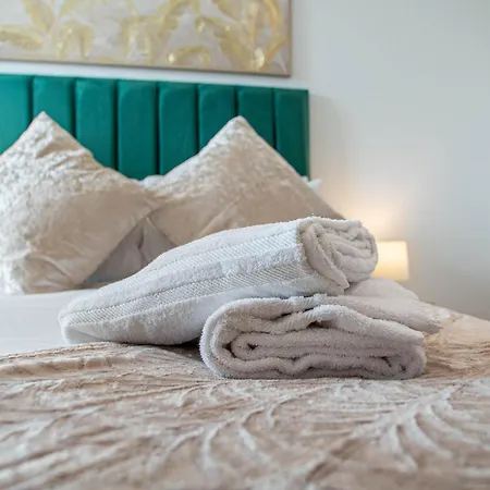 Elegant 2-Bed Apartment At Leeds Dock With Balcony Apartment