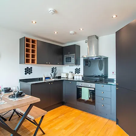 Elegant 2-Bed Apartment At Leeds Dock With Balcony Apartment Leeds (West Yorkshire)