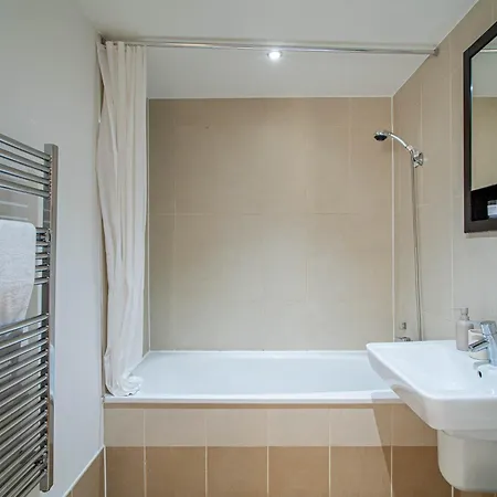 Elegant 2-Bed Apartment At Leeds Dock With Balcony * Leeds (West Yorkshire)