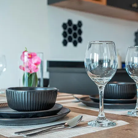 Elegant 2-Bed Apartment At Leeds Dock With Balcony * Leeds (West Yorkshire)
