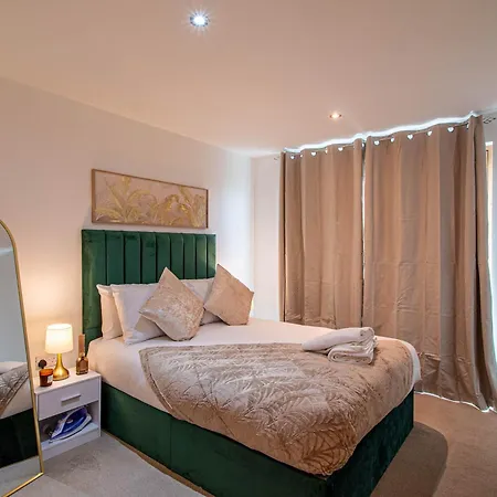 Elegant 2-Bed Apartment At Leeds Dock With Balcony *
