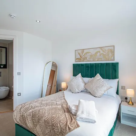 Elegant 2-Bed Apartment At Leeds Dock With Balcony Apartment *