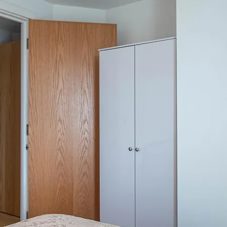 Elegant 2-Bed Apartment At Leeds Dock With Balcony Apartment Leeds (West Yorkshire)