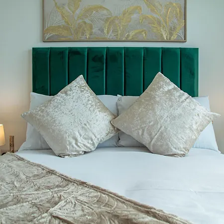 Elegant 2-Bed Apartment At Leeds Dock With Balcony *