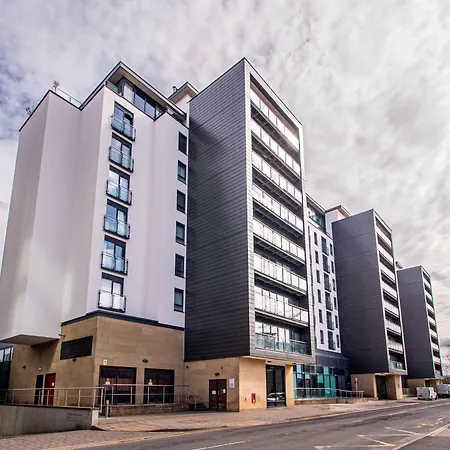 Elegant 2-Bed Apartment At Leeds Dock With Balcony