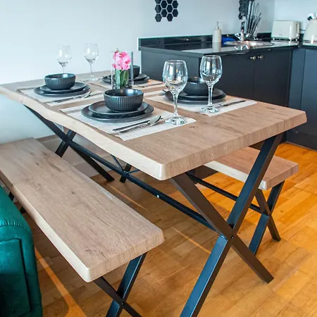 Elegant 2-Bed Apartment At Leeds Dock With Balcony * Leeds (West Yorkshire)
