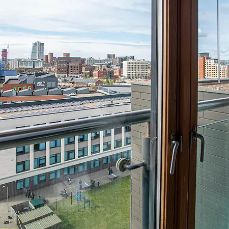 Elegant 2-Bed Apartment At Leeds Dock With Balcony * Leeds (West Yorkshire)