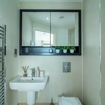 Elegant 2-Bed Apartment At Leeds Dock With Balcony Apartment Leeds (West Yorkshire)