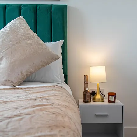 Apartment Elegant 2-Bed Apartment At Leeds Dock With Balcony Leeds (West Yorkshire)