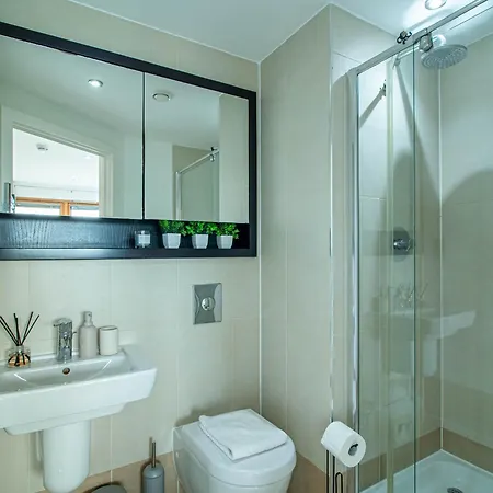 Elegant 2-Bed Apartment At Leeds Dock With Balcony Apartment Leeds (West Yorkshire)