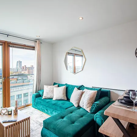 Elegant 2-Bed Apartment At Leeds Dock With Balcony *