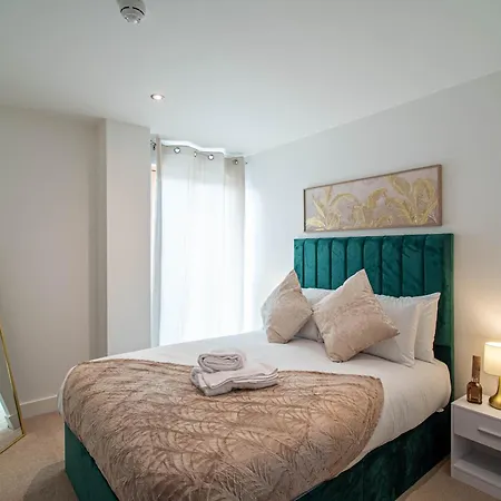 Elegant 2-Bed Apartment At Leeds Dock With Balcony Apartment