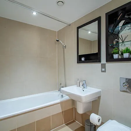 Elegant 2-Bed Apartment At Leeds Dock With Balcony * Leeds (West Yorkshire)