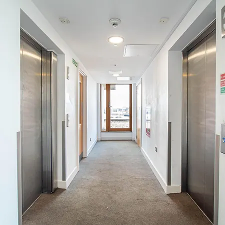 Elegant 2-Bed Apartment At Leeds Dock With Balcony Apartment