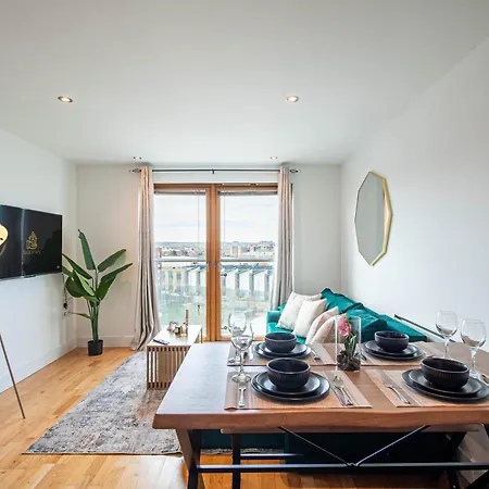 Elegant 2-Bed Apartment At Leeds Dock With Balcony Apartment Leeds (West Yorkshire)